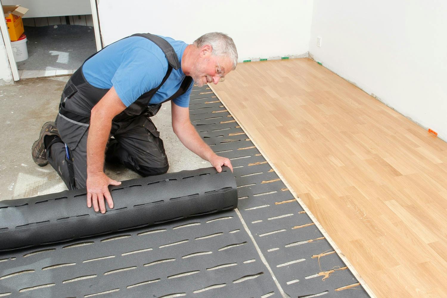 Dæmp gulvstøjen med smart måtte